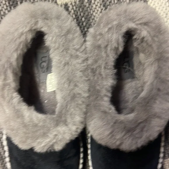 Ugg Slippers Size 5 Worn Twice Black / Gray - Picture 4 of 5